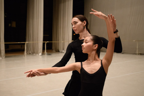 Two dancers rehearsing an expressive port de bras